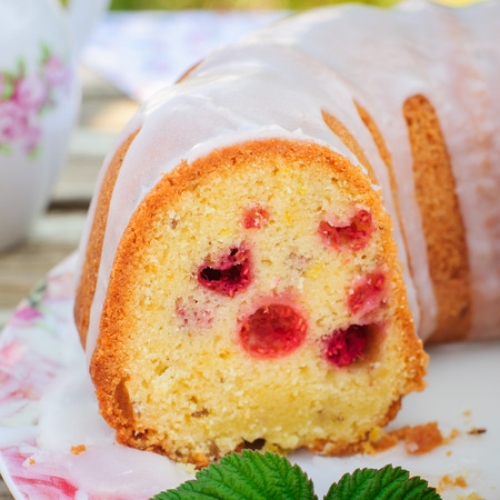 A Manuka Honey Raspberry Cake to Close Season!