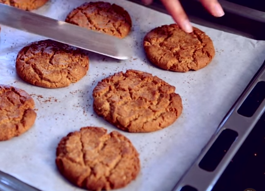 How to Make Honey and Ginger Biscuits