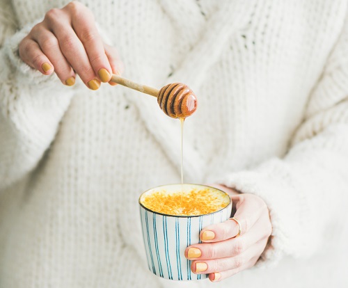 This Manuka Honey-Turmeric Drink May Improve Sleep